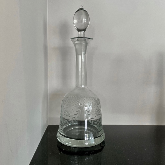 🌟VINTAGE🌟 Large Laurel Leaf Etched Glass Decanter with Glass Stopper - Picture 1 of 5